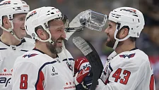 Уилсон получил памятный подарок от Овечкина после рекордной шайбы

