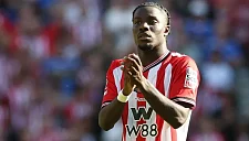 Элиэсер Майенда забивает гол в дебютном матче АПЛ