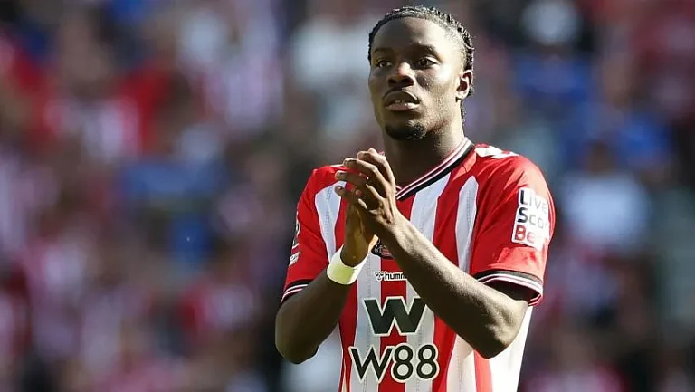 Элиэсер Майенда забивает гол в дебютном матче АПЛ