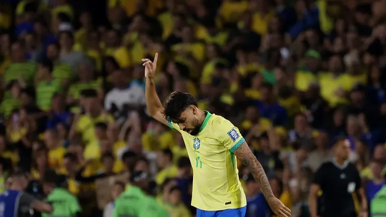 Пакета празднует возвращение в сборную Бразилии голом на «Маракане»