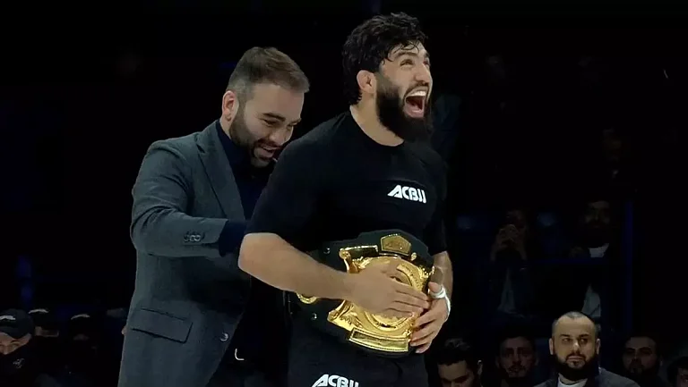 Боец UFC Арман Царукян завоевал чемпионский пояс на турнире по грепплингу