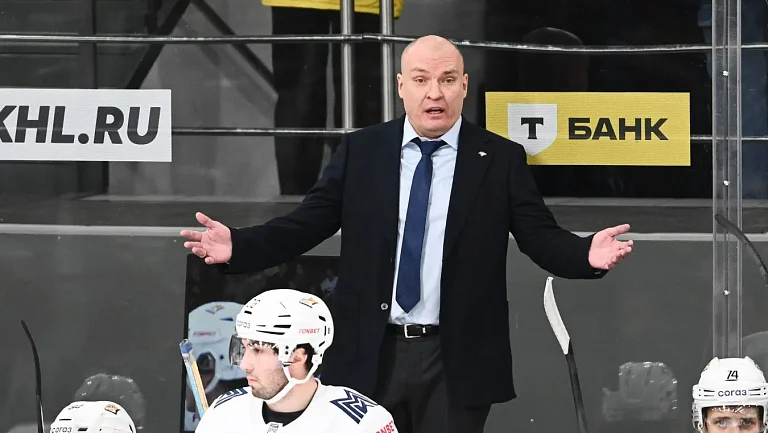 Бывший тренер сборной России высказался о конфликте Разина и Исакова в КХЛ