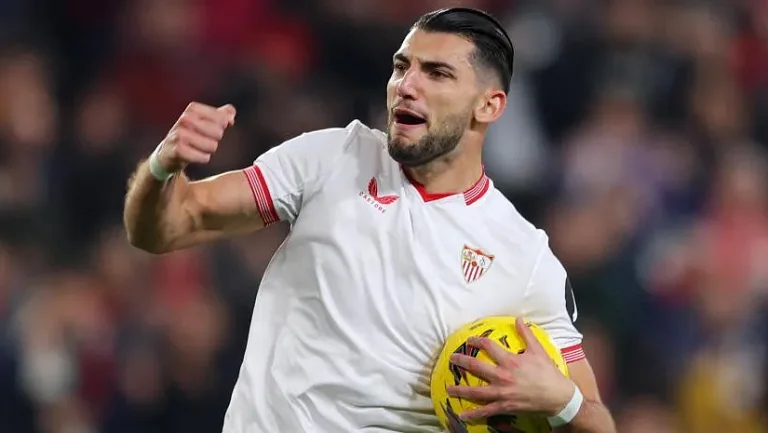 Рафа Мир тренируется в «Севилье» и ждёт решения по своей судьбе