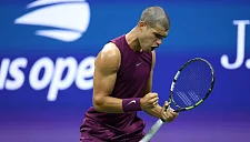 Алькарас улучшает подачу и бэкхенд, избегая ошибок на турнире