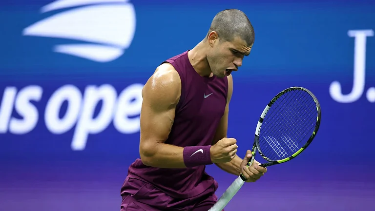 Алькарас улучшает подачу и бэкхенд, избегая ошибок на турнире