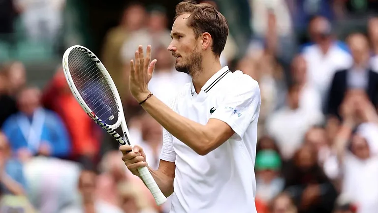 Медведев проиграл Попырину на старте «Мастерса» в Торонто
