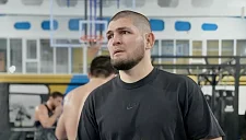 Хабиб Нурмагомедов троллит Иньесту кричалкой мадридского «Реала»