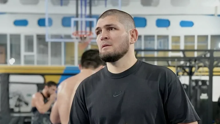 Хабиб Нурмагомедов троллит Иньесту кричалкой мадридского «Реала»