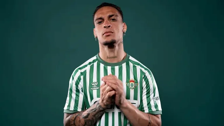 «Бетис» продолжает борьбу за Антони