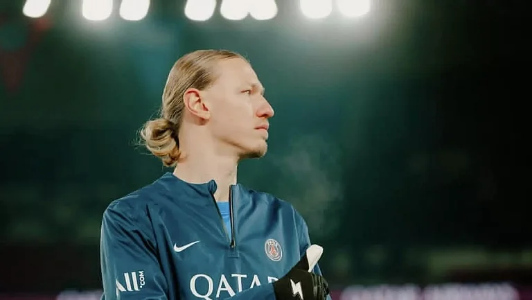 Адвокат Сафонова объяснил, зачем вратарь подал заявление в полицию на бывшую жену