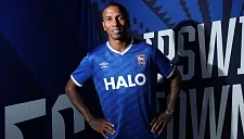 Эшли Янг подписал контракт с «Ипсвич Таун» на один год