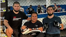 Тренер Махачева защищает стиль Чимаева в титульном бою