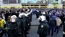 340 фанатов «Боруссии» и «Шальке» сошлись в драке на вокзале Кельна