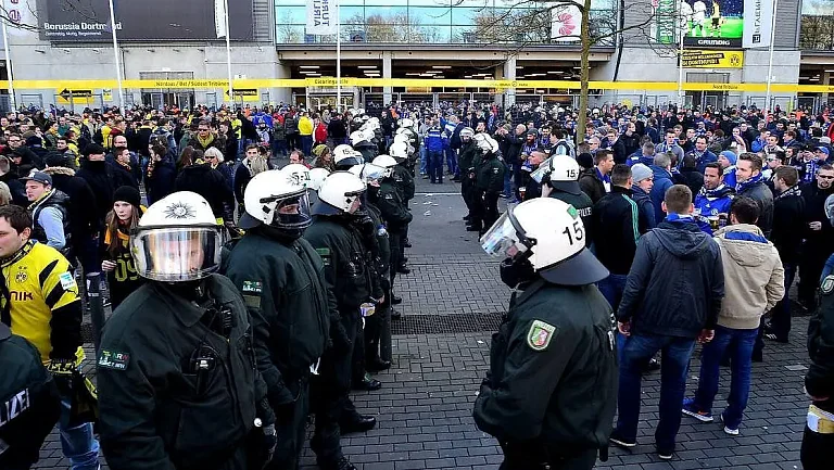 340 фанатов «Боруссии» и «Шальке» сошлись в драке на вокзале Кельна