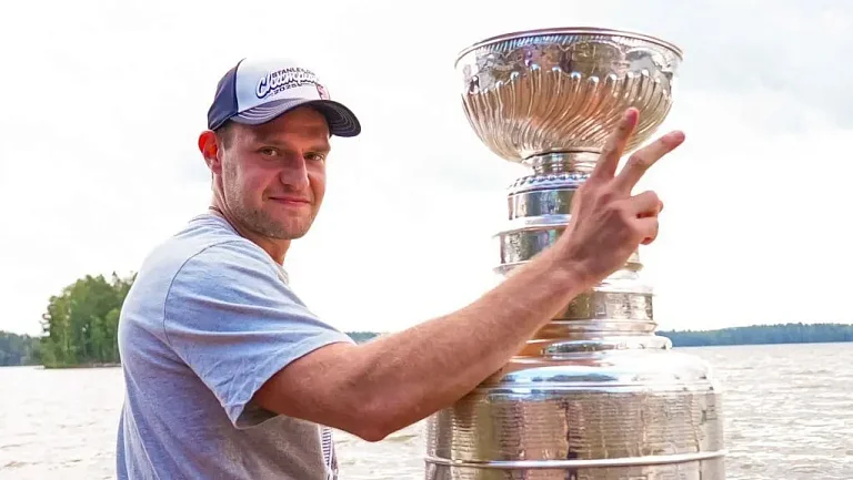 Александр Барков привёз Кубок Стэнли в родной город Тампере