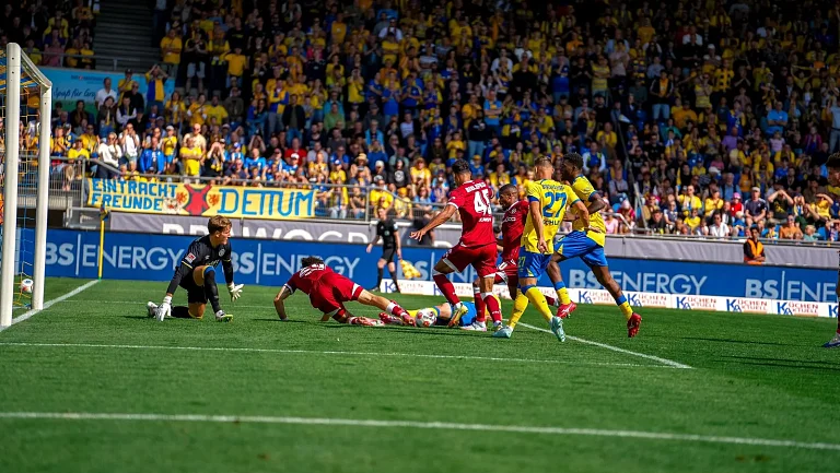 Поздний гол Янга принёс «Арминии» важное очко в гостях против «Брауншвейга»