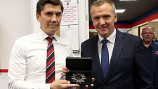 Игоря Никитина наградили памятной медалью за 700 матчей в КХЛ