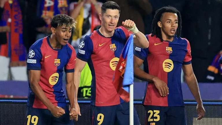 Левандовски и Де Йонг вышли в старте «Барсы» против «Сеула»