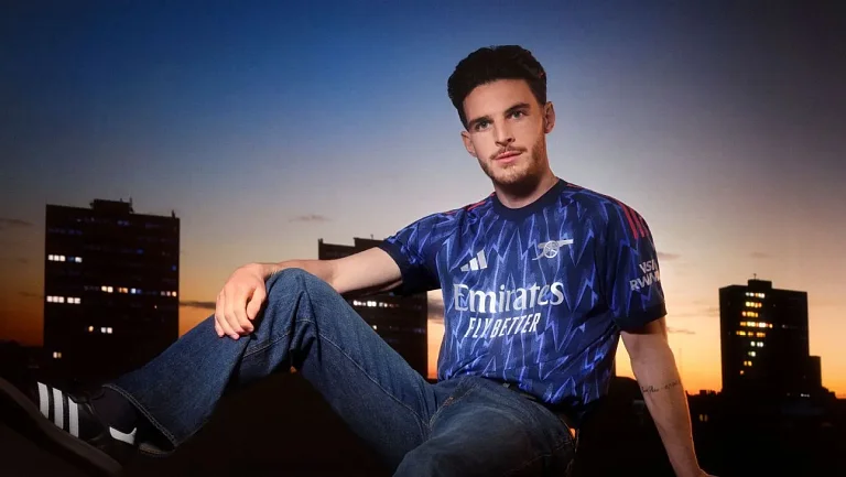 «Арсенал» презентует новый выездной комплект с молнией