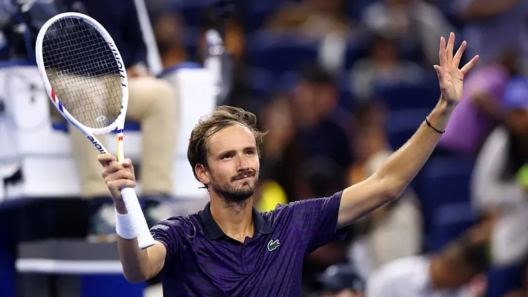 Медведев уступил Звереву в 1/4 финала «Мастерса» в Париже