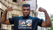 Бывший чемпион UFC Нганну ударил стримера IShowSpeed в прямом эфире