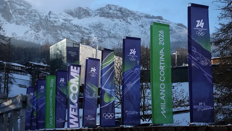 Российский флаг вывесили на хоккейном матче Чехия — США на ОИ-2026