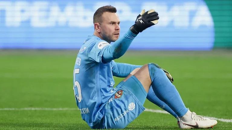 Названы диагнозы Акинфеева и Мусаева после матча со «Спартаком»