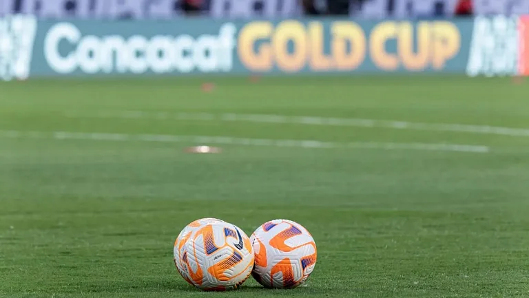 Товарищеский матч между «Бетисом» и «Комо» завершился дракой и удалениями