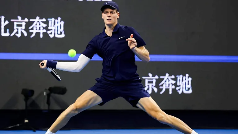 Синнер одолел Атмана в 3-х сетах и продолжает борьбу за титул в Пекине