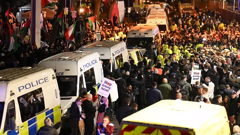 Полиция Бирмингема задержала 11 человек возле стадиона «Вилла Парк»