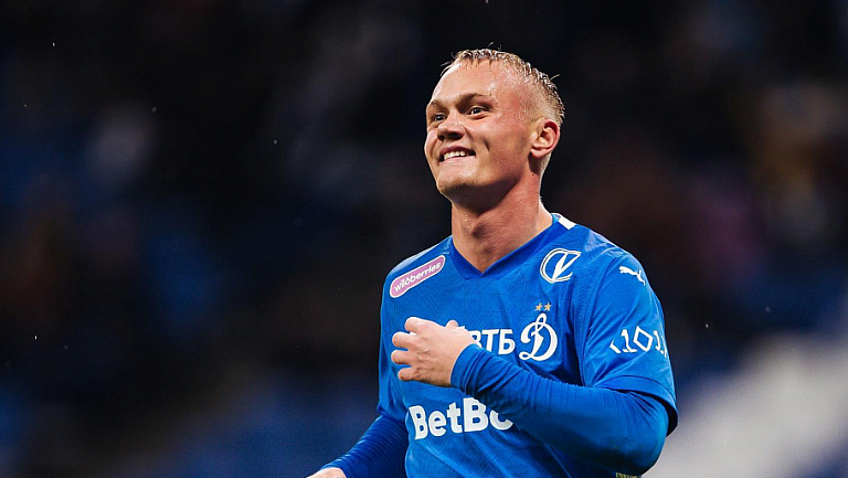 Тюкавин подарил родной спортшколе трактор