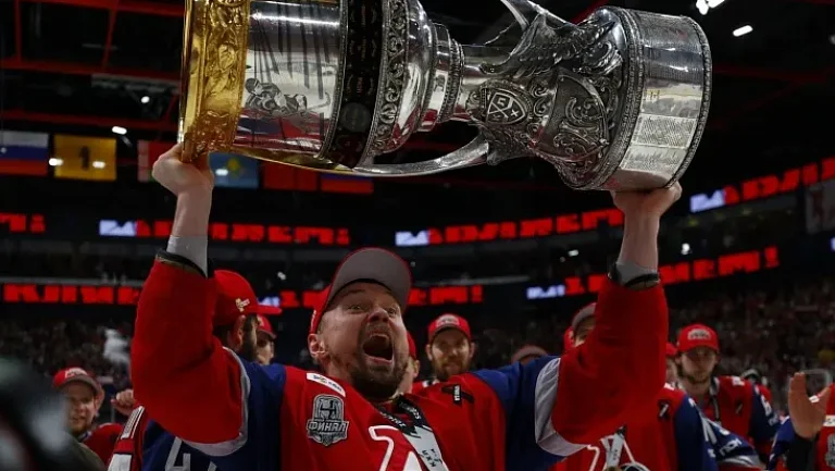 В Ярославле проходит чемпионский парад «Локомотива»