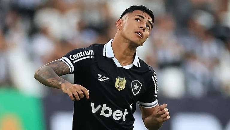 Защитник Давид Рикардо отправился в Москву для подписания контракта