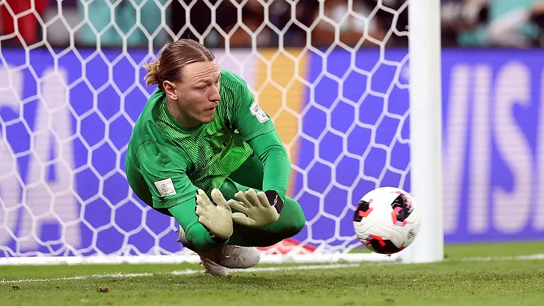 Камера удачно сняла реакцию Шевалье и Забарного на сейв Сафонова с пенальти