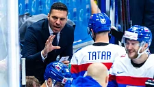 Шайба разбила лоб главному тренеру сборной Словакии в матче МЧМ-2026