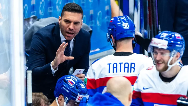 Шайба разбила лоб главному тренеру сборной Словакии в матче МЧМ-2026