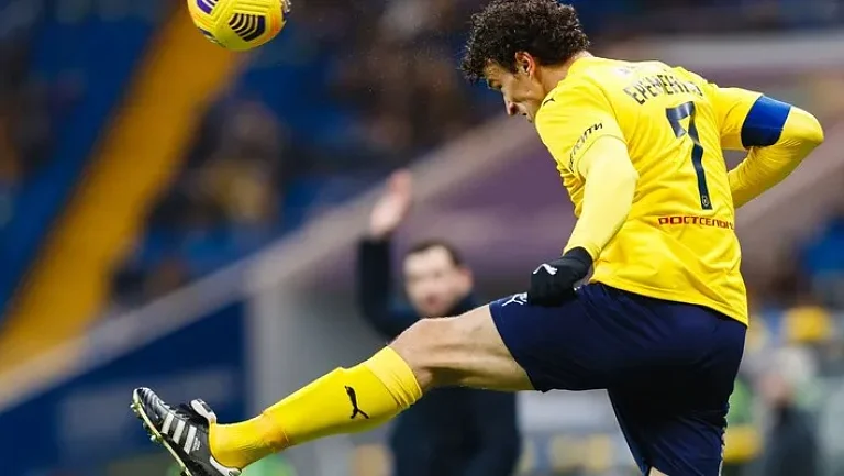 «Оренбург» объявил о просмотре Ерёменко, но затем удалил его из списка на сборы