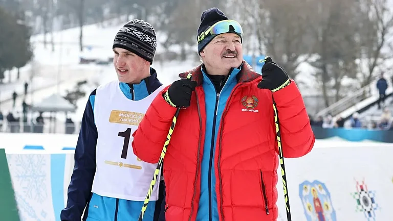 Лукашенко передал своим биатлонистам «допинг»: хлеб, сало, мёд и напитки