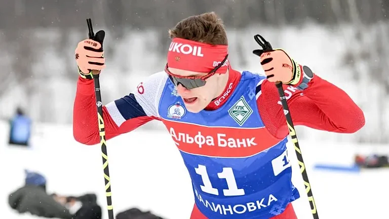 Без травмы не обошлось: Бакуров вылетел на 2 недели после толчка Большунова