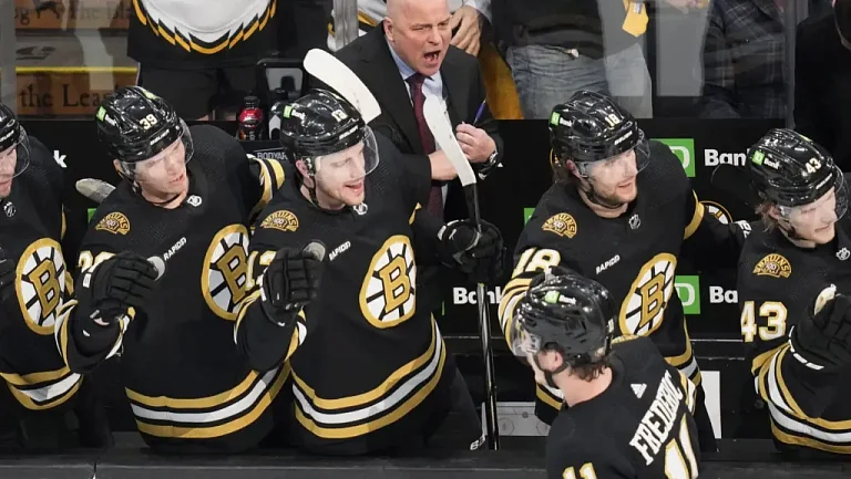 «Брюинз» подписали контракты с двумя нападающими