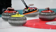 Юниорские сборные России по керлингу допущены к турнирам с флагом и гимном