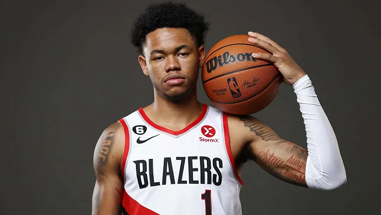 В какой команде Анферни Саймонс начнет сезон?