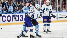 Матч «Барыса» и «Сибири» в КХЛ начался с драки на первых секундах