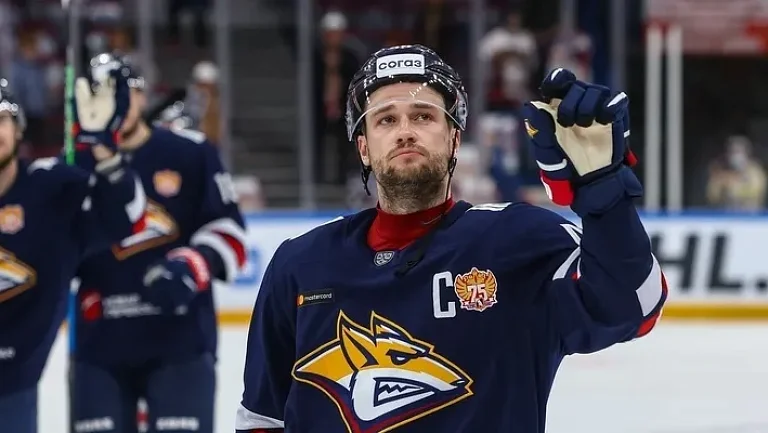 Защитник «Металлурга» забросил в свои ворота и помог «Ладе» переломить ход матча