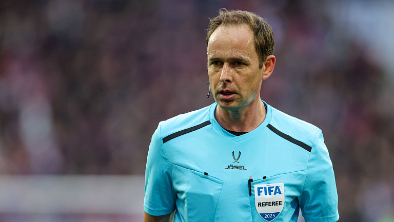 Футбольный арбитр Мешков завершил карьеру