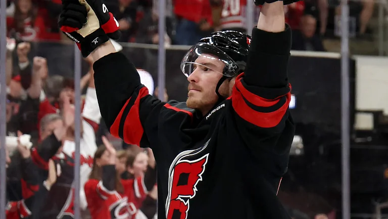 Гол Свечникова помог «Каролине» победить «Виннипег» в НХЛ