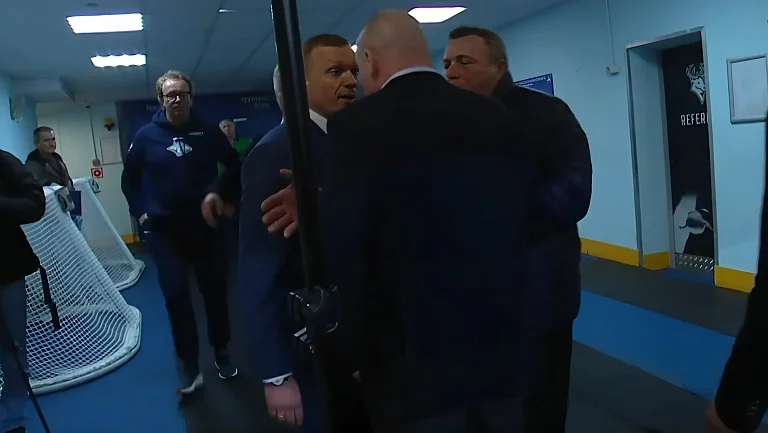 В КХЛ вспыхнул скандал — матч «Металлурга» и «Торпедо» завершился потасовкой
