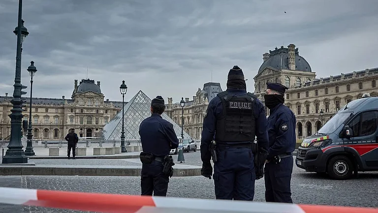 В Париже задержали грабителей Лувра прямо на футбольном матче