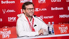 Тренер Перу раскритиковал газон «Газпром Арены» после матча с Россией