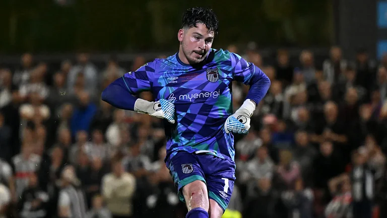 Вратарь «Гримсби» признался: «Я болею за МЮ и разозлен победой»